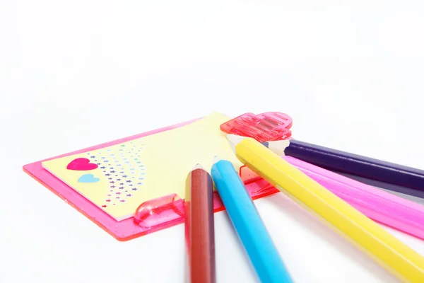 Lápis coloridos e um caderno . — Fotografia de Stock