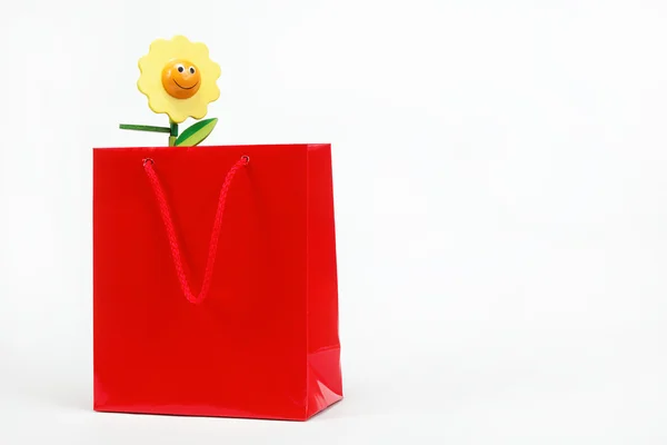 Rode geschenk tas geïsoleerd op witte achtergrond. — Stockfoto