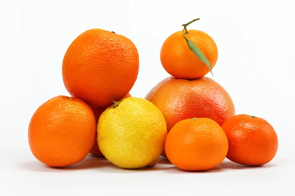 Tropické ovoce na bílém pozadí. — Stock fotografie