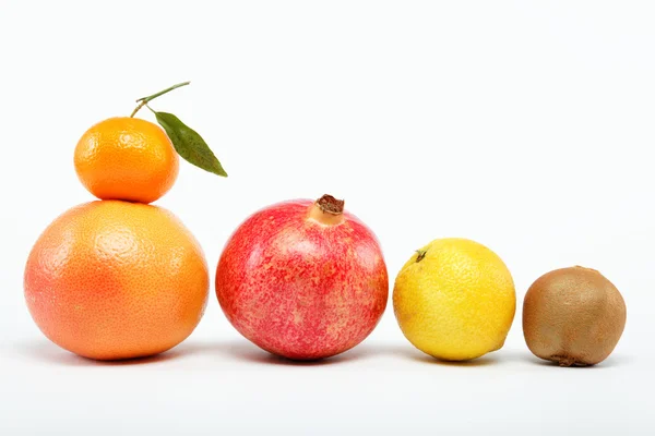 ザクロ、柑橘系の果物は、白い背景で隔離. — ストック写真