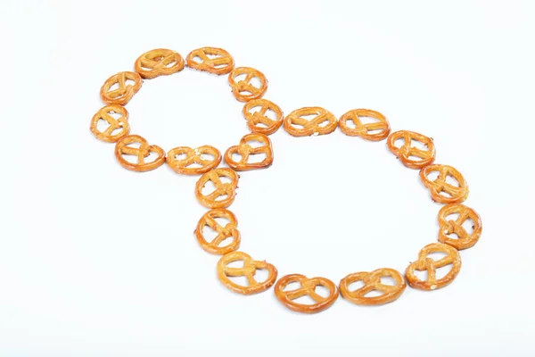 Pretzels crujientes apilados en forma de ocho . — Foto de Stock