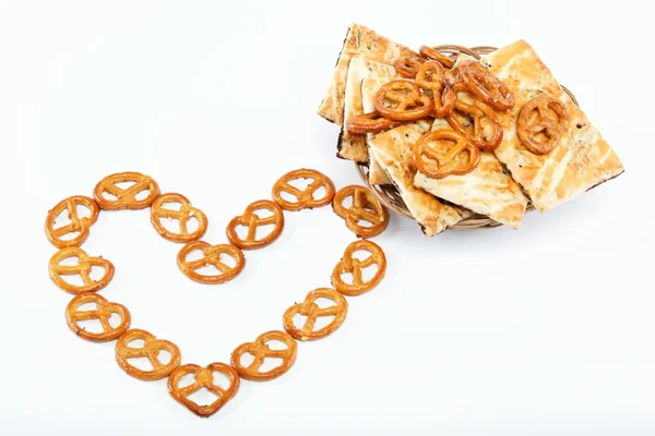 Krispiga pretzels staplade i form av hjärtat. — Stockfoto