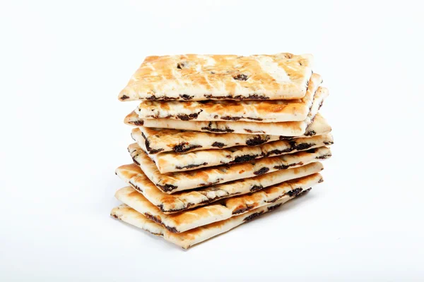 Пачка печенья с карамельной начинкой на белом фоне . — стоковое фото
