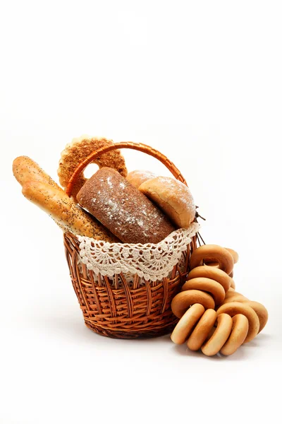 Čerstvý chléb v koši, plně izolovaný. — Stock fotografie