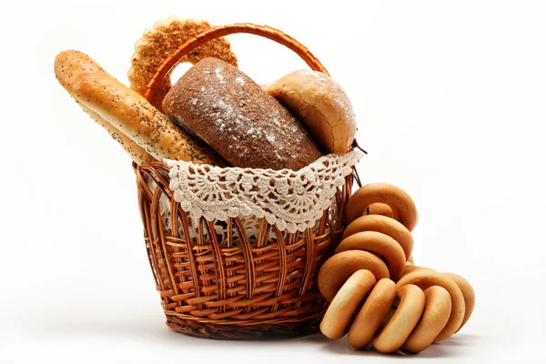 Φρέσκο ψωμί στο καλάθι να απομονωθεί πλήρως. — Φωτογραφία Αρχείου