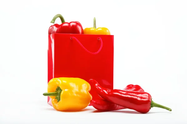 Здоровое питание. Свежие овощи. Перец в красном подарочном пакете. — стоковое фото