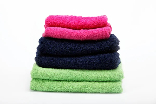 Conjunto de toalhas em um fundo branco . — Fotografia de Stock