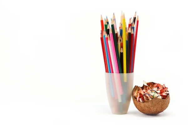 Een stapel gekleurde potloden op witte achtergrond — Stockfoto