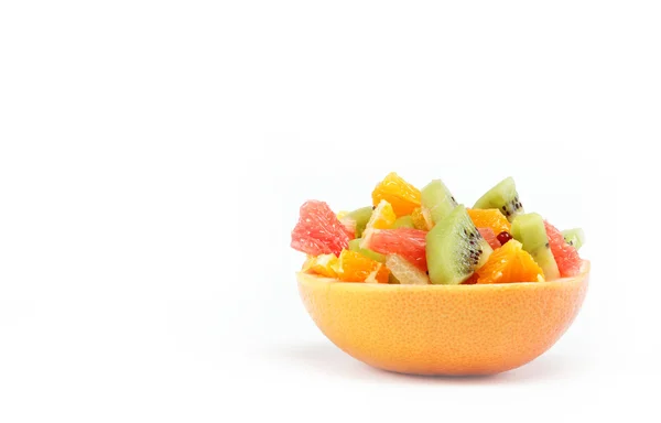 白底新鲜水果沙拉 — 图库照片