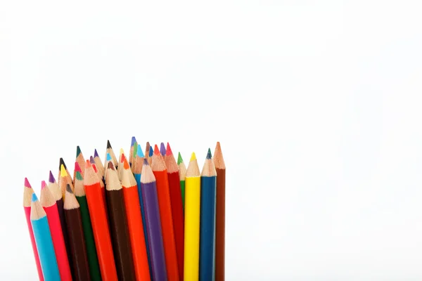 Kolorowe ołówki na białym tle. — Zdjęcie stockowe