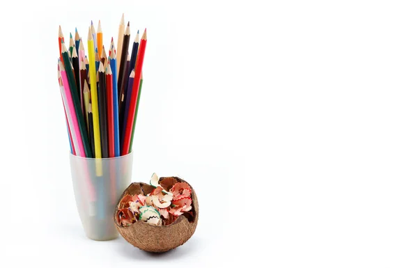 Een stapel gekleurde potloden op witte achtergrond — Stockfoto