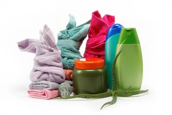 Lázně nebo koupelna koncept s ručníky a mýdlo, na bílém pozadí — Stock fotografie