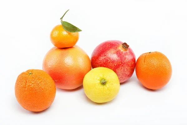 Granaatappels en citrusvruchten geïsoleerd op een witte achtergrond. — Stockfoto