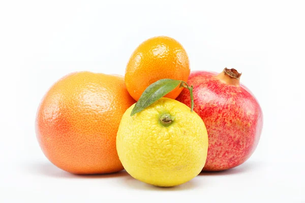 Granátová jablka a citrusové plody, izolovaných na bílém pozadí. — Stock fotografie