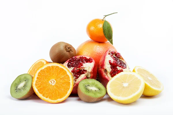 Tropische Früchte auf weißem Hintergrund. — Stockfoto