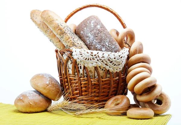 Čerstvý chléb v koši, plně izolovaný. — Stock fotografie