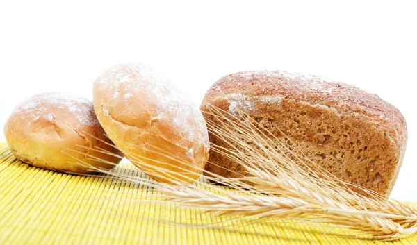 Pan fresco en una servilleta de bambú . —  Fotos de Stock
