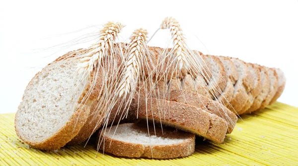 Pan fresco en una servilleta de bambú . — Foto de Stock