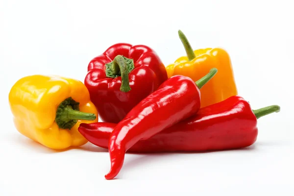 Υγιεινά τρόφιμα. φρέσκα λαχανικά. πιπεριές σε λευκό φόντο. — Φωτογραφία Αρχείου
