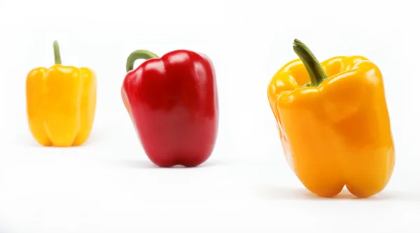 Egészséges étel. friss zöldség. paprika, fehér alapon. — Stock Fotó