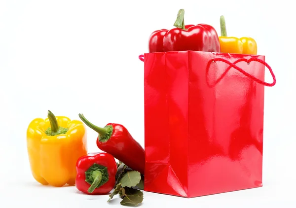 Sağlıklı gıda. bir wh üzerinde kırmızı Hediyelik çanta içinde taze vegetables.peppers — Stok fotoğraf