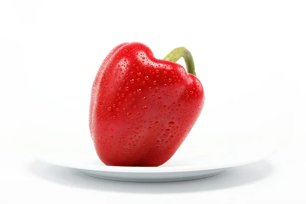 Zdravé jídlo. čerstvá zelenina. pepř na bílém pozadí. — Stock fotografie