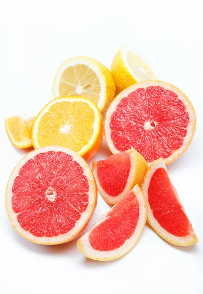 Citrusové plody, izolovaných na bílém pozadí. — Stock fotografie