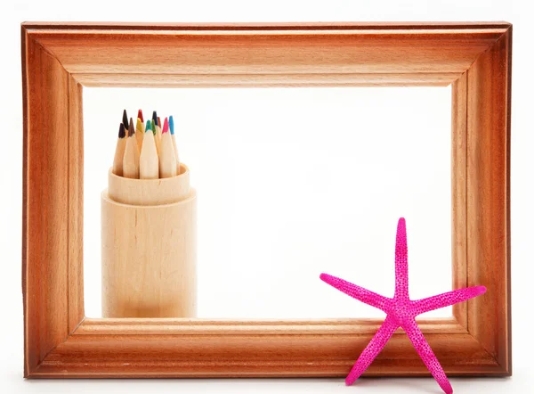 एक सफेद पृष्ठभूमि पर एक लकड़ी के फ्रेम में रंगीन पेंसिल . — स्टॉक फ़ोटो, इमेज