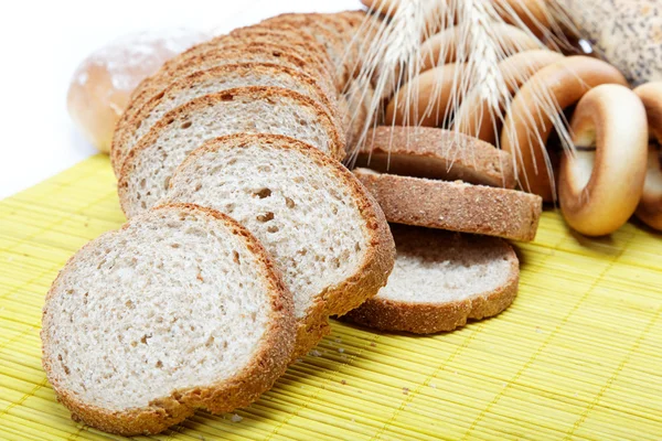 Frisches Brot auf einer Bambusserviette. — Stockfoto