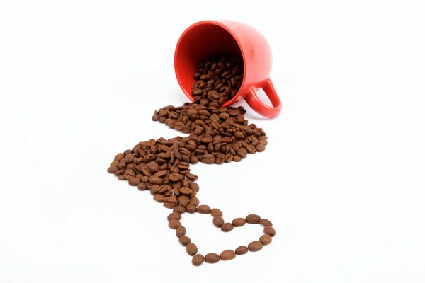 Hart van de koffie bonen vanaf een gekanteld cup. — Stockfoto