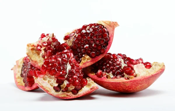 赤ザクロの果実。白い背景で隔離 — ストック写真