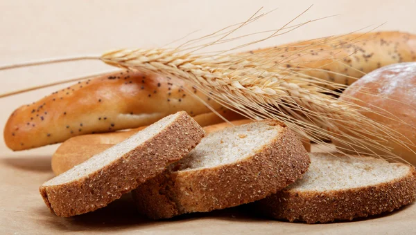 Frisches Brot isoliert auf hellbraunem Hintergrund. — Stockfoto