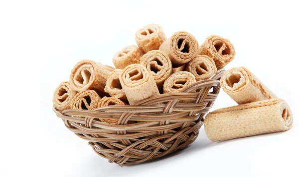 Crispy cinnamon rolls in a basket on a white background. — Stock Photo, Image