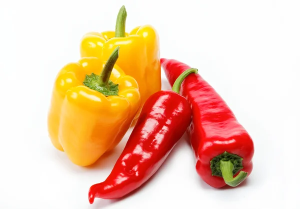 Υγιεινά τρόφιμα. φρέσκα λαχανικά. πιπεριές σε λευκό φόντο. — Φωτογραφία Αρχείου