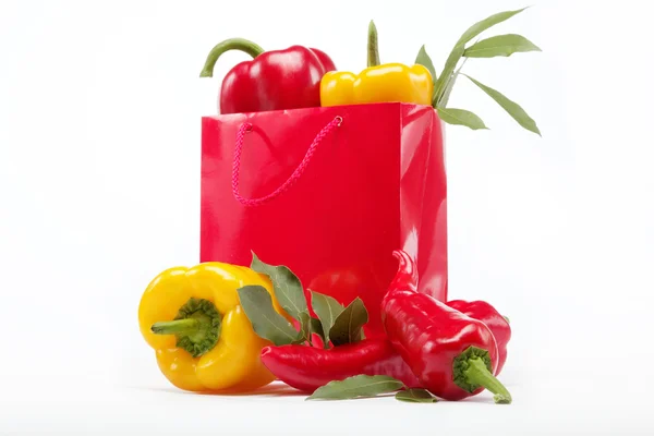 Comida saludable. Vegetales frescos.Pimientos en una bolsa de regalo roja en un wh —  Fotos de Stock