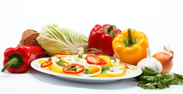 건강 한 음식입니다. 신선한 야채입니다. 흰색 바탕에 고추. — 스톡 사진