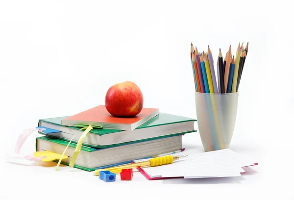 Fournitures scolaires : livres, cahier, stylos, crayons, une pomme sur un w — Photo