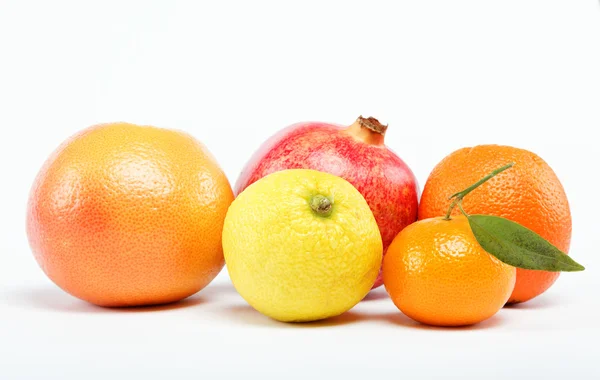 Granátová jablka a citrusové plody, izolovaných na bílém pozadí. — Stock fotografie