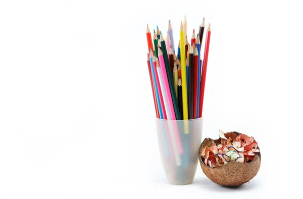 Una pila di matite colorate su sfondo bianco — Foto Stock