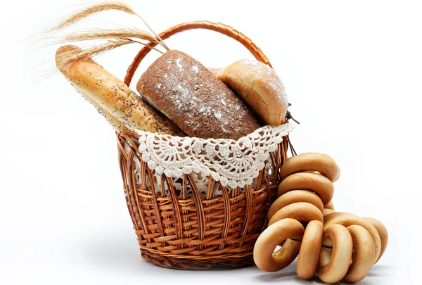 Färskt bröd i korg helt isolerade. — Stockfoto