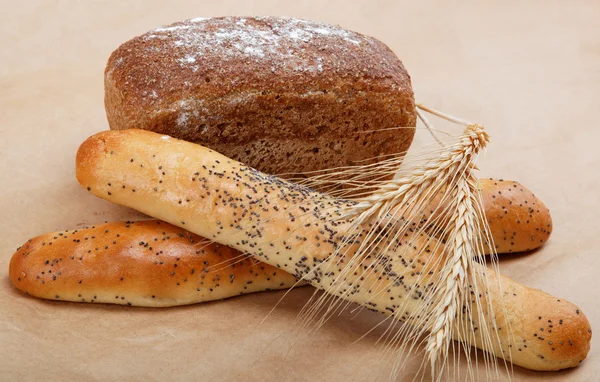 Свежий хлеб на светлом коричневом фоне . — стоковое фото