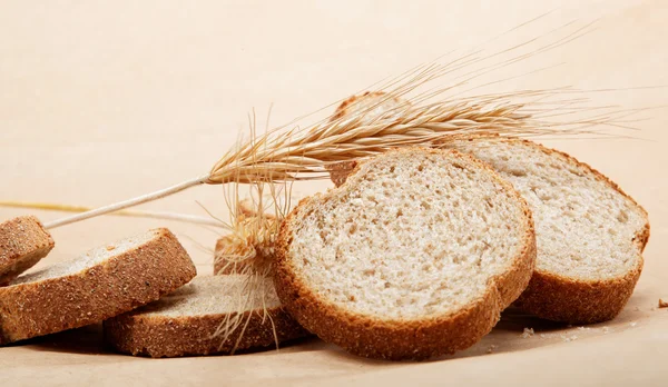 Açık kahverengi arka planda izole edilmiş taze ekmek.. — Stok fotoğraf