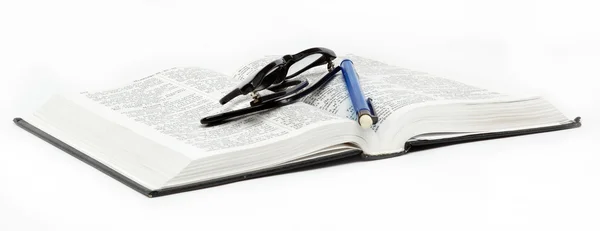Açık kitap / İncil'de ve kalem üzerinde beyaz arka plan. — Stok fotoğraf
