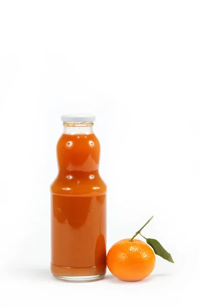 Juice i en glas flaska och tropisk frukt på en vit bakgrund — Stockfoto