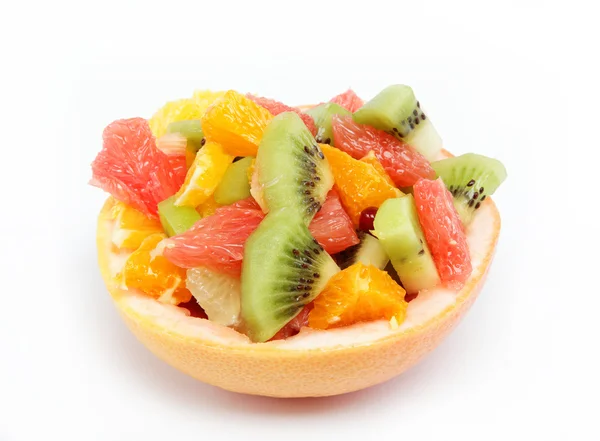 Salat mit frischen Früchten auf weißem Hintergrund — Stockfoto