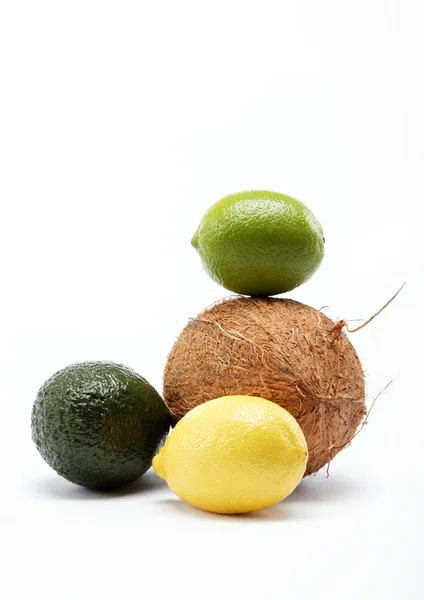 Tropische Früchte isoliert auf weißem Hintergrund. — Stockfoto