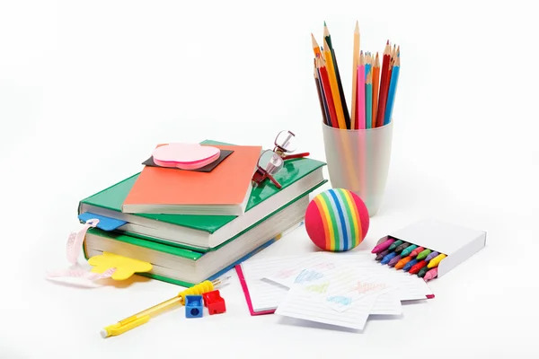 Школьные принадлежности: книги, ноутбуки, ручки, карандаши, очки, приложение — стоковое фото