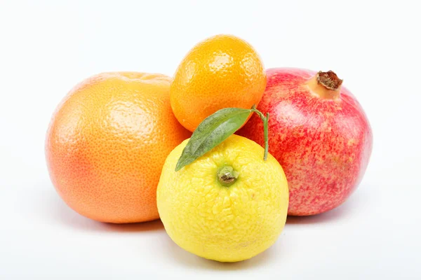 石榴和孤立在白色背景上的柑橘类水果. — 图库照片