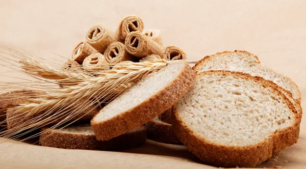 Frisches Brot auf hellbraunem Hintergrund. — Stockfoto