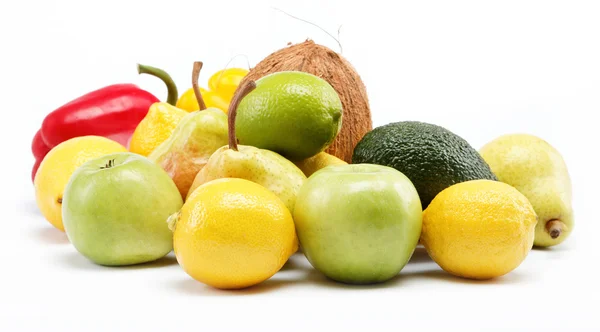 Vruchten geïsoleerd op een witte achtergrond. — Stockfoto